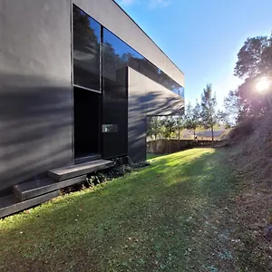 Villa The Black Line House, Olot
